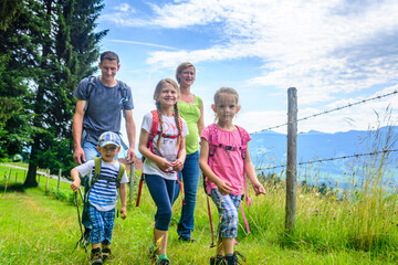 Fototapeta Mit der ganzen Familie unterwegs in der Natur des Bregenzerwaldes
 obraz