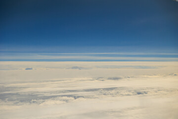 Fototapeta na wymiar 飛行機から見る雲の上の世界