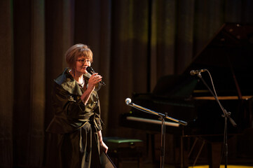 The host announces the concert in the microphone