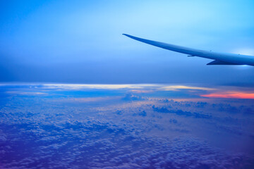 Fototapeta na wymiar 飛行機から見るグラデーションの綺麗な夜明け