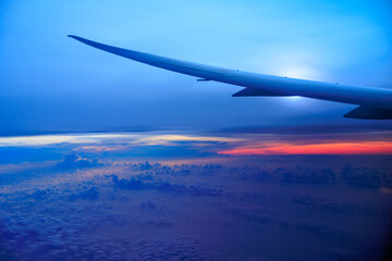 飛行機から見るグラデーションの綺麗な夜明け