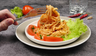 spaghetti with tomato sauce