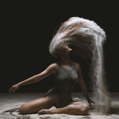 Bailarina en movimiento con polvo blanco. Bailarina en estudio. 
