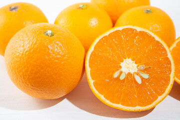 清見オレンジ（愛媛県産）：酸味と甘みが絶妙のジューシーな日本のみかんの品種、食べごろは2～4月 - obrazy, fototapety, plakaty