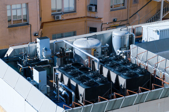 Maquinaria de aire acondicionado industrial en la azotea de un edificio en Madrid, Espa&ntilde;a. Complejo sistema de maquinaria y tuber&iacute;as con el que est&aacute; equipado un edificio moderno.
