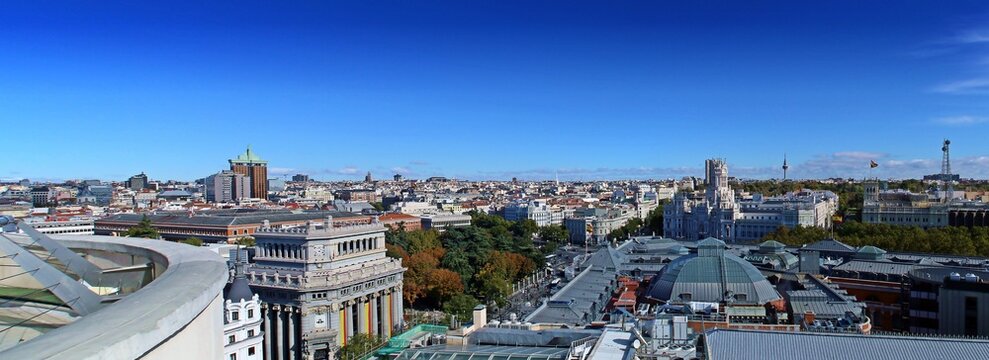 Vista panor&aacute;mica de la ciudad de Madrid desde la terraza bar del C&iacute;rculo de Bellas Artes. Vista de edificios emblem&aacute;ticos como el palacio de Cibeles, el edificio Col&oacute;n y el Pirul&iacute;. Espa&ntilde;a.