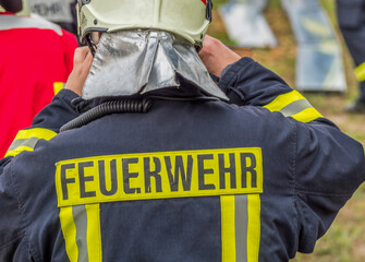 Feuerwehrmann mit Berufsbekleidung aus Deutschland