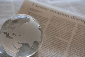ガラスの地球儀と新聞　ロシアとヨーロッパ　世界情勢のイメージ　glass...