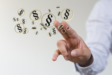 Hand hält Paragraphen Symbol