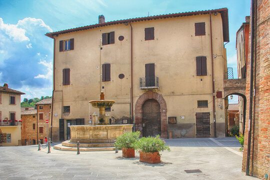 Deruta, place of the consuls: "Piazza dei Consoli"