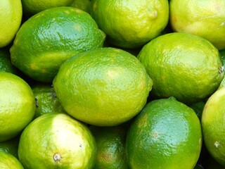 Citrons verts sur un étal de marché