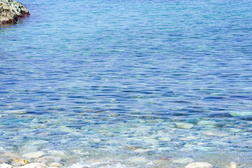 砂利の浜辺と透明感の高い冬の日本海