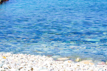 砂利の浜辺と透明感の高い冬の日本海