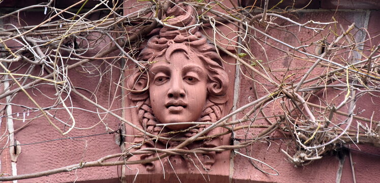 Kunstvolles Relief an der Fassade von Schloss Ramholz