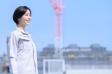 メインビジュアルにも！作業着姿で微笑む日本人女性　横顔