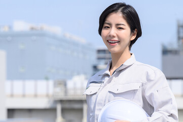 作業着姿で微笑む日本人女性