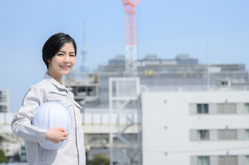 作業着姿で微笑む日本人女性　カメラ目線