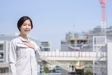 作業着姿で微笑む日本人女性　カメラ目線