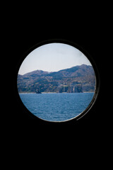 フェリーの窓から見える島