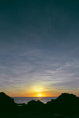 水平線に沈む夕日