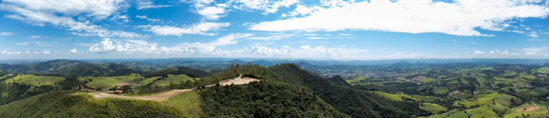 Fotografia aérea panorâmica do Morro Pelado localizado em Águas de Lindóia. São Paulo.