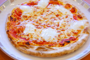 モッツァレラチーズがたっぷり入ったマルゲリータピザ