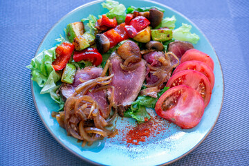 Salad with roast beef and vegetables. Food rich in protein and fiber.
