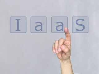 IaaSの文字をタッチする右手