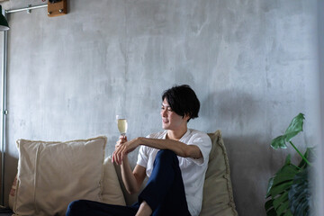 一人で宅飲みをする若い男性