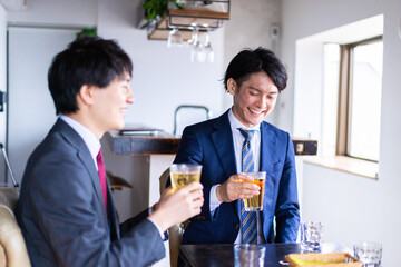 お酒を飲みながら話すビジネスパーソン