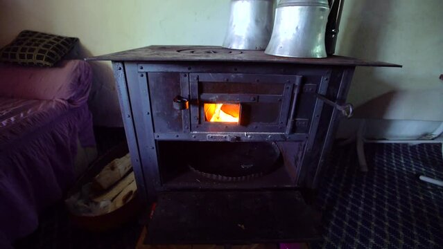 A 4K shot of a burning stove (kuzine ).