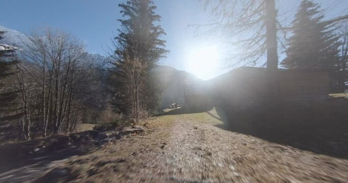 Drone FPV qui filme des personnes mangeant à côté d'un chalet dans les montages des Alpes Française