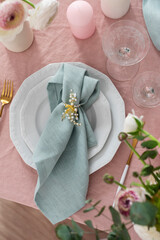 ranniculus flowers, pink linen tablecloth and green napkins