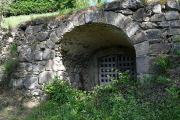 Vieile cave enterrée dans une colline typique des villages Auvergnat avec sa porte en croisillons de bois sur le chemin de randonnée de la Pinière prêt de Montaigut le blanc dans le puy de dôme