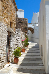 One of the charms of the Greek islands of the Cyclades (here, the island of Tinos), in the heart of the Aegean Sea, are the narrow streets: white houses, small flowered balconies and cobbled stairs
