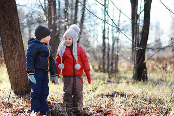 Children walk in the autumn park