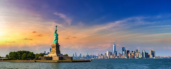 Statue of Liberty against Manhattan - obrazy, fototapety, plakaty