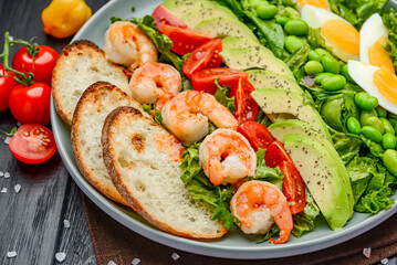 Salad with shrimp, avocado and egg