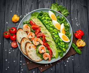 Salad with shrimp, avocado and egg