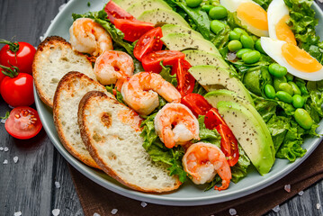 Salad with shrimp, avocado and egg