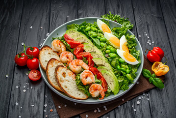 Salad with shrimp, avocado and egg