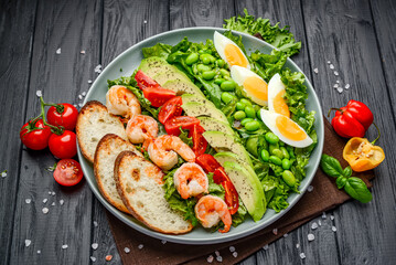 Salad with shrimp, avocado and egg