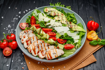 Caprese lunch bowl with grilled chicken and avocado