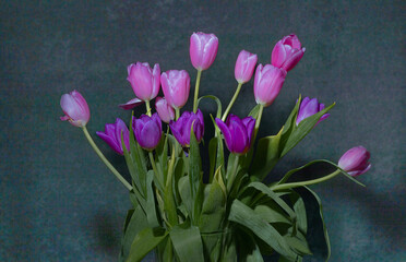 Tulpenstrauß mit rosa und lila Tulpen.
