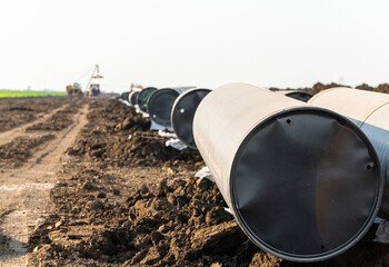 Laying gas pipelines in the field