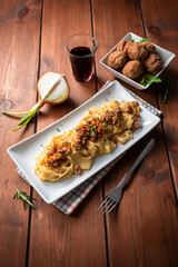 Piatto di deliziose tagliatelle al ragu bianco di manzo, cibo italiano