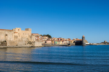 Vue sur le Château Royal et l’Église Notre-Dame-des-Anges à Collioure (Occitanie, France)