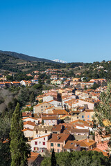 Vue sur le massif du Canigou enneigé derrière la ville de Collioure (Occitanie, France)