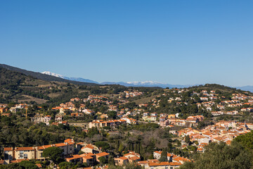 Fototapeta na wymiar Vue sur le massif du Canigou enneigé derrière la ville de Collioure (Occitanie, France)