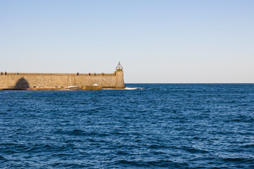 Fototapeta premium Phare de Collioure devant la Côte Vermeille par un temps tempétueux (Occitanie, France)